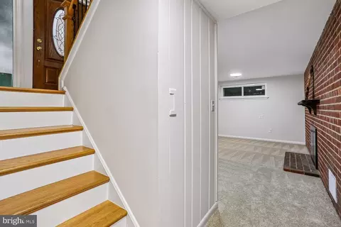 Entry Way - 907 Hoyt St, Silver Spring, MD 20902 photo 7 of 7