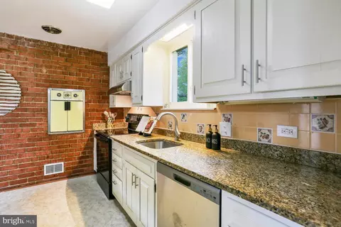 Kitchen - 907 Hoyt St, Silver Spring, MD 20902 photo 2 of 4