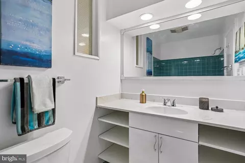 Bath - 907 Hoyt St, Silver Spring, MD 20902 photo 3 of 6