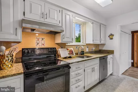 Kitchen - 907 Hoyt St, Silver Spring, MD 20902 photo 4 of 4