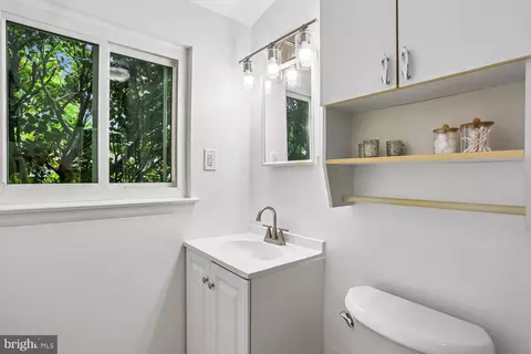 Bath - 907 Hoyt St, Silver Spring, MD 20902 photo 2 of 6