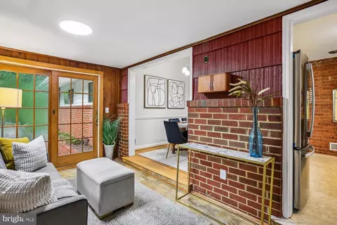 Entry Way - 907 Hoyt St, Silver Spring, MD 20902 photo 4 of 7