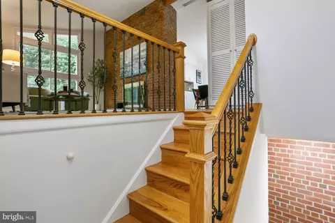 Entry Way - 907 Hoyt St, Silver Spring, MD 20902 photo 2 of 7