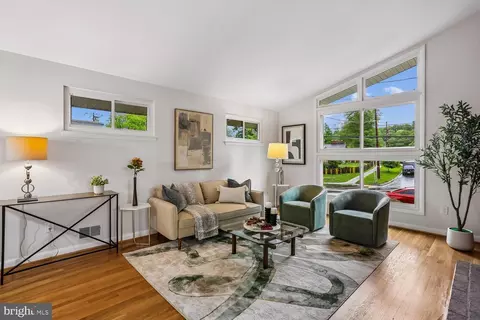 Living - 907 Hoyt St, Silver Spring, MD 20902 photo 2 of 4