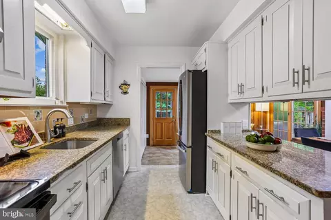 Entry Way - 907 Hoyt St, Silver Spring, MD 20902 photo 5 of 7