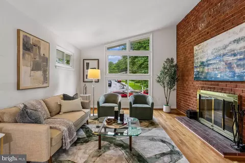 Living - 907 Hoyt St, Silver Spring, MD 20902 photo 1 of 4