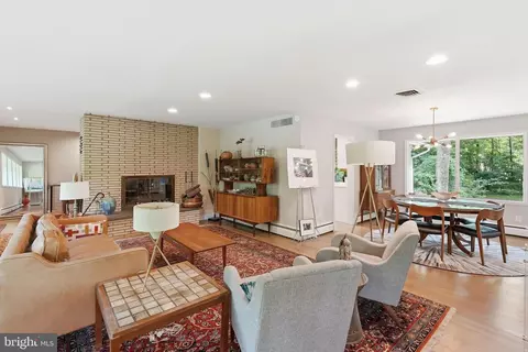 9228 Farnsworth Dr, Potomac, MD 20854