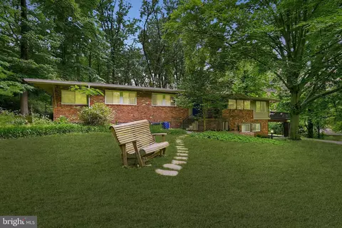 9228 Farnsworth Dr, Potomac, MD 20854