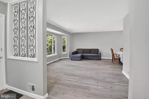 Entry Way - 2016 Cascade Rd, Silver Spring, MD 20902 photo 4 of 8