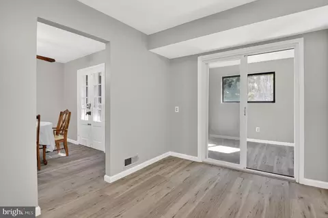 Entry Way - 2016 Cascade Rd, Silver Spring, MD 20902 photo 6 of 8
