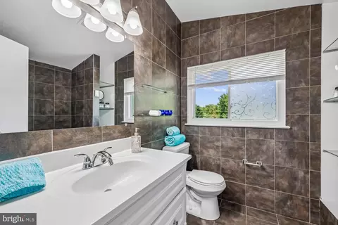 Bath - 300 Gilsan Ct, Silver Spring, MD 20902 photo 4 of 6