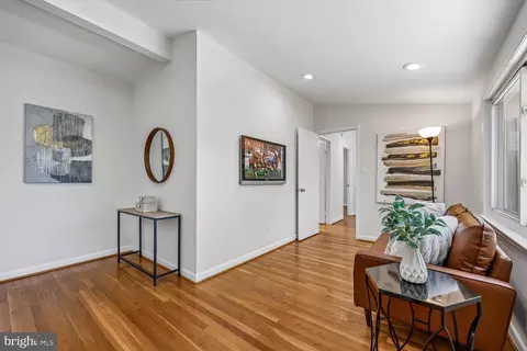 Entry Way - 300 Gilsan Ct, Silver Spring, MD 20902 photo 7 of 8