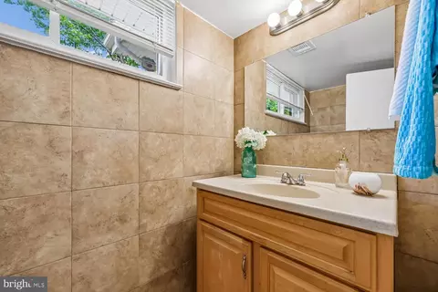 Bath - 300 Gilsan Ct, Silver Spring, MD 20902 photo 6 of 6