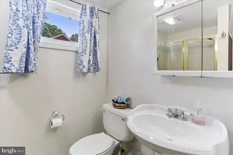 Bath - 1504 Crest Rd, Silver Spring, MD 20902 photo 3 of 4