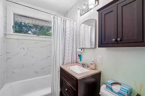 Bath - 905 Robin Rd, Silver Spring, MD 20901 photo 1 of 1