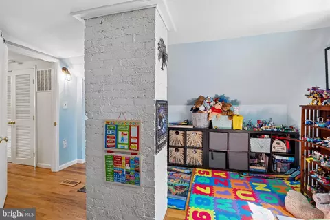 Entry Way - 905 Robin Rd, Silver Spring, MD 20901 photo 2 of 3