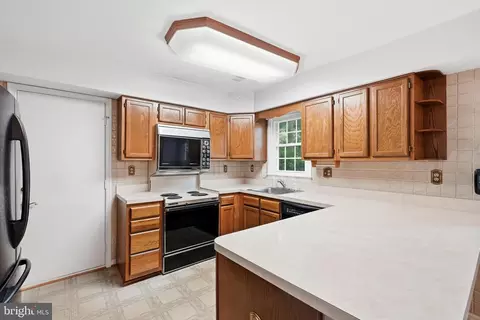 Kitchen - 14900 Sequoia Hill Ln, Silver Spring, MD 20906 photo 2 of 4
