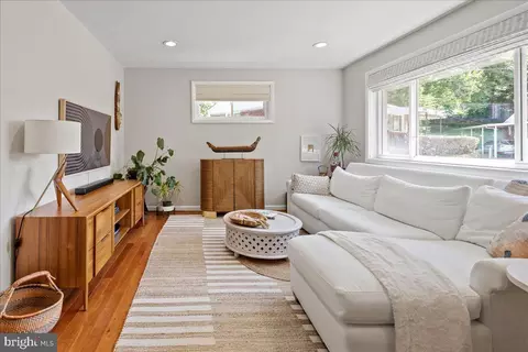 Living - 2921 Kingswell Ct, Silver Spring, MD 20902 photo 1 of 2