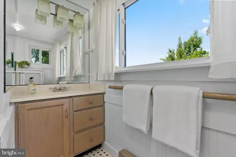 Bath - 736 Dennis Ave, Silver Spring, MD 20901 photo 4 of 5