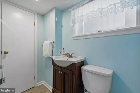 Bath - 736 Dennis Ave, Silver Spring, MD 20901 photo 3 of 5