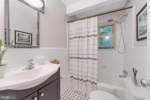 Bath - 10400 Crestmoor Dr, Silver Spring, MD 20901 photo 2 of 4