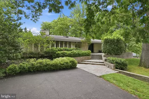 6929 Carmichael Ave, Bethesda, MD 20817