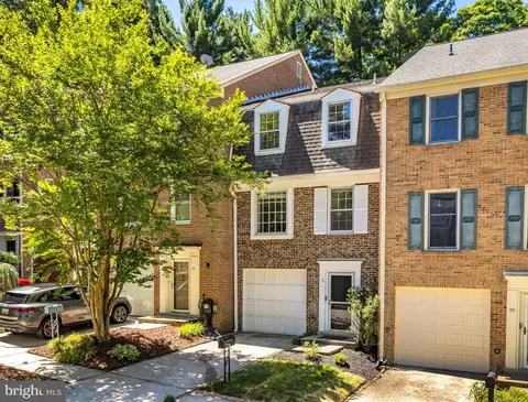 8 Sangamore Ct, Bethesda, MD 20816
