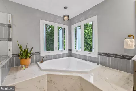 Bath - 19609 Bruner Way, Poolesville, MD 20837 photo 3 of 8