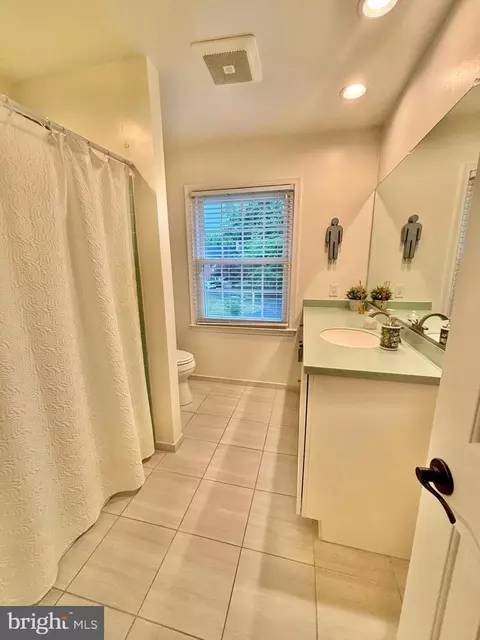 Bath - 8101 Buckspark Ln E, Potomac, MD 20854 photo 6 of 7