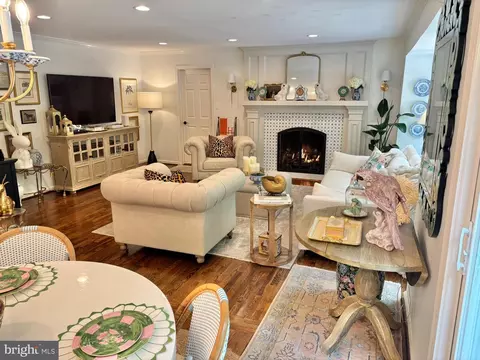 Living - 8101 Buckspark Ln E, Potomac, MD 20854 photo 2 of 6