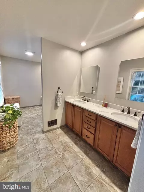 Bath - 8101 Buckspark Ln E, Potomac, MD 20854 photo 3 of 7
