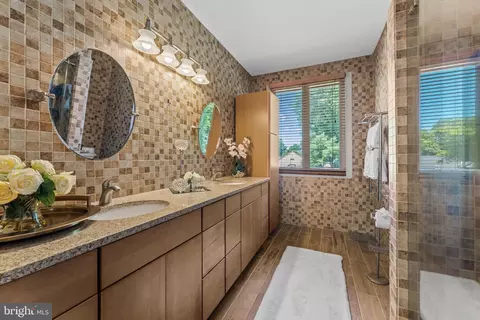 Bath - 11906 Claridge Rd, Silver Spring, MD 20902 photo 2 of 6