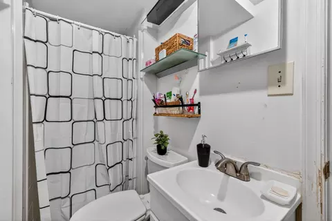 Bath - 2311 Coleridge Dr, Silver Spring, MD 20910 photo 4 of 4