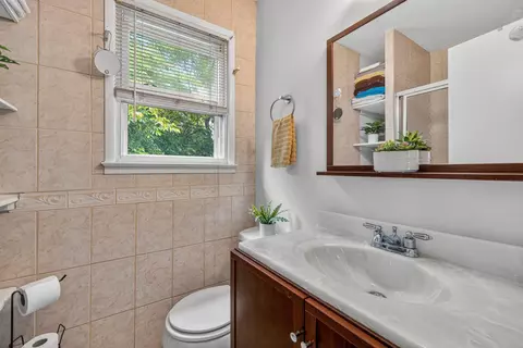 Bath - 2311 Coleridge Dr, Silver Spring, MD 20910 photo 1 of 4