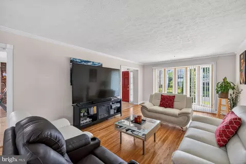 Living - 2311 Coleridge Dr, Silver Spring, MD 20910 photo 2 of 4