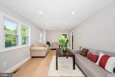 Living - 10607 Lilac Pl, Silver Spring, MD 20903 photo 2 of 4