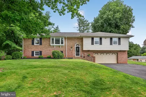 17617 Prince Edward Dr, Olney, MD 20832