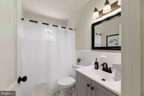 Bath - 10205 Douglas Ave, Silver Spring, MD 20902 photo 1 of 3