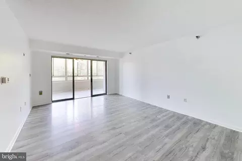 Living - 14805 Pennfield Cir #412, Silver Spring, MD 20906 photo 2 of 5