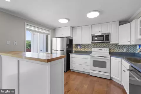 Kitchen - 37 Shelldrake Ct, Damascus, MD 20872 photo 2 of 2