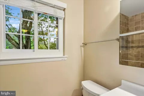 Bath - 11704 Stonington Pl, Silver Spring, MD 20902 photo 2 of 4