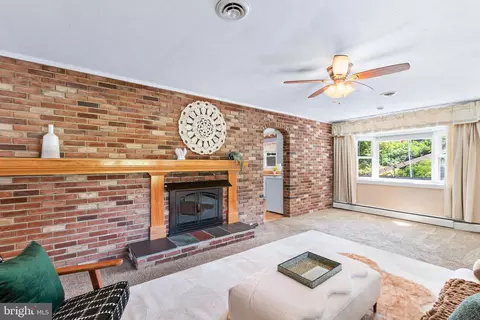 Living - 25701 Wright Rd, Damascus, MD 20872 photo 1 of 2