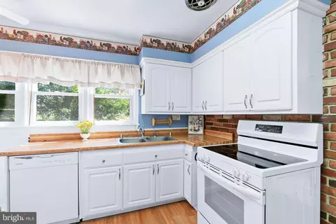 Kitchen - 25701 Wright Rd, Damascus, MD 20872 photo 2 of 3