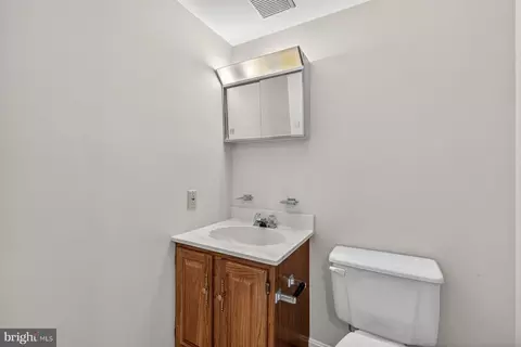 Bath - 15001 Notley Rd, Silver Spring, MD 20905 photo 5 of 6