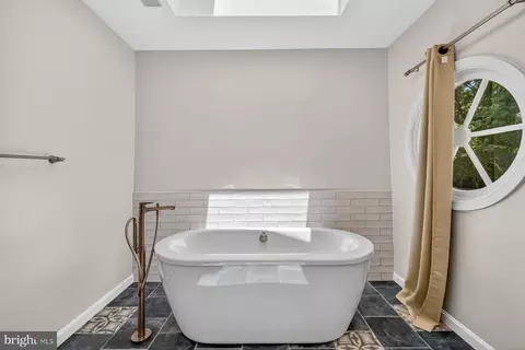 Bath - 15001 Notley Rd, Silver Spring, MD 20905 photo 4 of 6