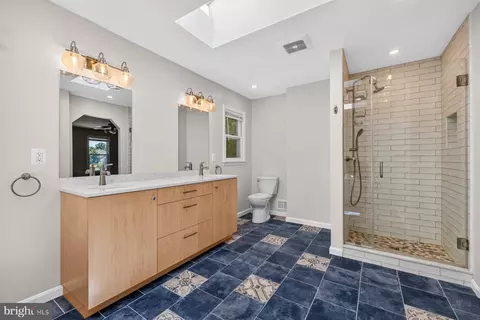 Bath - 15001 Notley Rd, Silver Spring, MD 20905 photo 3 of 6