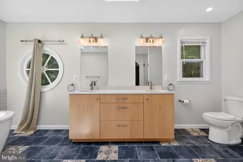 Bath - 15001 Notley Rd, Silver Spring, MD 20905 photo 2 of 6