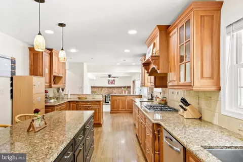 Kitchen - 24604 Cutsail Dr, Damascus, MD 20872 photo 5 of 7