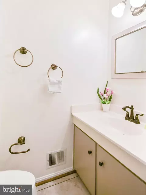 Bath - 24604 Cutsail Dr, Damascus, MD 20872 photo 3 of 6