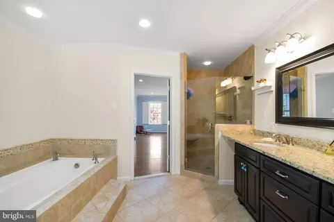 Bath - 24604 Cutsail Dr, Damascus, MD 20872 photo 2 of 6